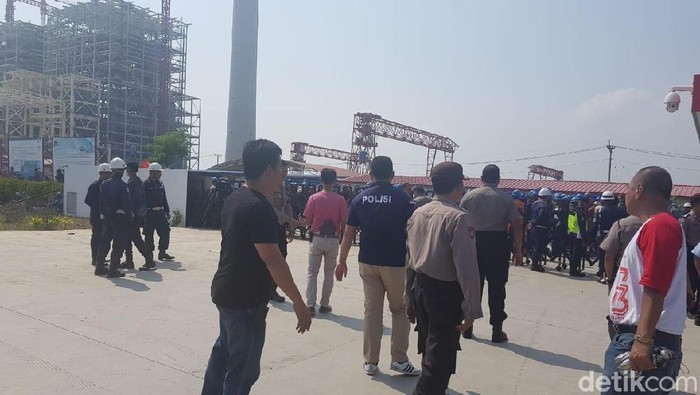 TKA China di Serang diamankan polisi setelah melakukan pemukulan ke pekerja lokal.