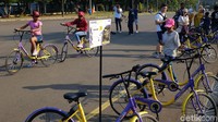 Pengunjung bisa meminjam sepeda dari sejumlah titik dan mengembalikannya di titik yang lain lewat aplikasi Gowes yang bisa diunduh dari Google Playstore dan App Store.