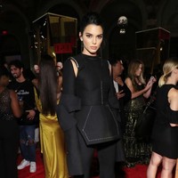 Busana bergaya futuristik tersebut hadir dengan lengan yang super panjang, berikut celan cutbray yang dramatis. Foto: Getty Images