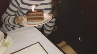 Punya hubungan yang dekat dengan sang adik, Garneta rayakan ulang taun sang adik dengan sepotong cake cokelat ketika mereka makan malam bersama. Foto: Instagram @garnetaharuni