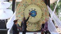 Inilah Gong Perdamaian Dunia di Situs Budaya Ciungwanara, Ciamis. Gong berdiameter 3,33 meter yang dihiasi sekitar 200 bendera di Dunia merupakan simbol perdamaian. (Dadang/detikTravel)