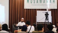 Setiap kajian ustad Adi Hidayat juga ada artis lainnya yang ikut. Foto: Instagram