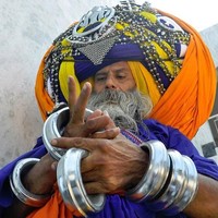 Turban raksasa dengan berat 45 kg itu masih ditambah lagi dengan berbagai aksesori yang menghiasinya, seperti bros, rantai hingga pernak-pernik logam. Avtar juga membekali penampilannya dengan berbagai ornamen logam seperti bangles dan pedang, yang total beratnya mencapai 39 kg. Foto: Dok. Elite Readers