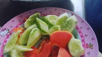Pria yang pernah bersekolah di Mesir ini memamerkan rujak yang dinikmatinya. Ada pepaya yang ternyata dipetik dari kebun milik Guntur. Foto: Instagram gunromli