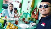 Mampir ke Pandeglang, Guntur dan keluarganya bersantap di rumah makan Rizki. Ada menu angeun lada dan sate kerbau. Nyam nyamm! Foto: Instagram gunromli