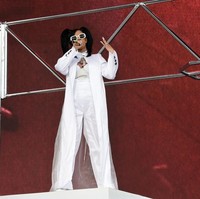 Seperti inilah penampilan Cardi B saat sedang naik panggung. Tampil di pesta musik Coachella, penyanyi yang baru saja melahirkan anak pertamanya itu tetap terlihat glamour dengan busana serba putih. Foto: Dok. Getty Images
