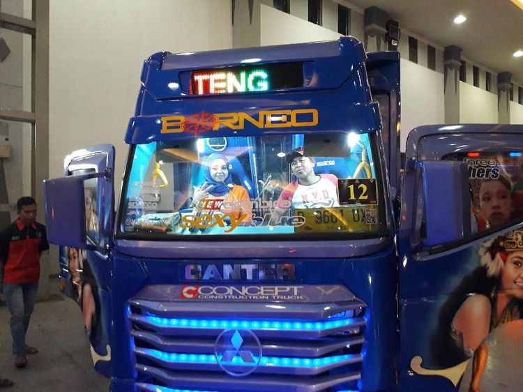 Umik, Emak-emak dari Jember Si Jagoan Nyetir Transformers