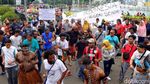 Korban PHK di Papua Ngamen di CFD Jakarta
