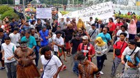 Mereka menari bersama sambil diiringi musik.