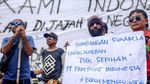 Korban PHK di Papua Ngamen di CFD Jakarta