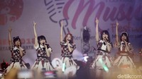Idol Grup AKB48 tampil di festival musik Jak-Japan Matsuri yang digelar di Plaza Tenggara Gelora Bung Karno, Jakarta Pusat, Sabtu (8/9/2018) malam.
