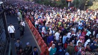 Jalan sehat ini mengambil rute Bundaran Gladag ke utara sampai Bank Indonesia. Kemudian ke barat melalui Jalan Ronggowarsito. Sampai di Mangkunegaran ke selatan sampai ke car free day Jalan Slamet Riyadi dan kembali ke Gladag.