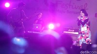 Andien membawa lagu-lagu hitnya di hadapan pengunjung Festival Musik Jak-Japan Matsuri. 