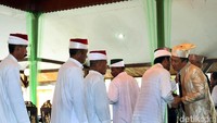 Imam mendapat ucapan selamat.