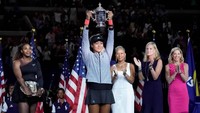 Naomi Osaka menerima trofi Amerika Serikat Terbuka 2018. Robert Deutsch/USA Today Sports/Reuters.