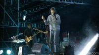 Aksi Sheila On 7 di panggung Soundrenaline 2018 membawa penonton mengingat kembali romantisme masa lalu. Foto: Asep/detikHot