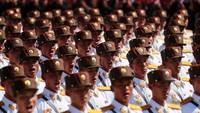 Sesi militer di antaranya prajurit menampilkan seragam militer Korut sejak 1948 hingga saat ini (Foto: Dok. REUTERS/Danish Siddiqui)