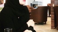 Dulu Shinta Bachir selalu tampil dengan pakaian seksi dan terbuka, kini ia mantap berhijab. Rencana pernikahan Shinta dan Idhan kabarnya akan mengusung konsep adat Jawa. Foto: instagram @shintabachir86_real