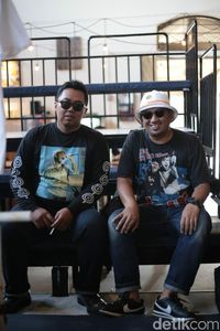 Peran Penting 'Kucing Air' Bagi Kolektor Kaus Band