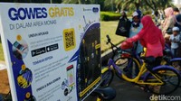 Pemprov DKI Jakarta menyediakan 100 sepeda yang bisa digunakan secara gratis oleh pengunjung Monas.