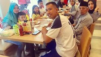Bersama keluarga tercinta, Shinta mengisi waktu luang dengan maakan bersama keluargaa tercinta. Terlihat juga ada anak Shinta dari pernikahan dengan suami sebelumnya.  Foto: instagram @shintabachir86_real