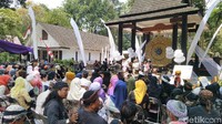 Di Indonesia hanya ada beberapa Kota/Kabupaten yang memilili gong tersebut. Setiap tanggal 9 September, diadakan perayaan HUT (Hari Ulang Tahun) gong ini. Perayaan dikemas dalam even bernama Pesona Galuh Nagari. (Dadang/detikTravel)