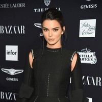 Tapi Kendall tak sepenuhnya menghilang dari NYFW. Model yang memulai debutnya di NYFW pada 2011 tetap menunjukkan batangnya sebagai tamu VIP beberapa fashion show. Selain duduk di front row, ia juga eksis di pesta-pesta yang digelar dalam rangkaian pekan mode terpenting di dunia itu. Foto: Getty Images