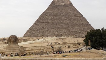 Butuh 160 nonillion (160 dengan 30 nol di belakang) buah Piramida Agung Giza agar massanya bisa menyamai galaksi Bima Sakti. (Foto: Getty Images)
