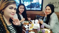 Bersama dua temannya, Shinta lagi nongkrong seru di sebuah kafe. Menu apa ya yang dipesan Shinta? Foto: instagram @shintabachir86_real
