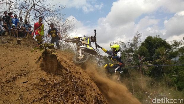 Para crosser tundukkan perbukitan/