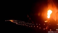 Semangat petani kentang dalam pawai obor yang dilakukan di kebun kentang dengan ketinggian 2000 MDPL di Gunung Prahu ini, memecah dinginnya malam yang mencapai 10 derajat celcius. 