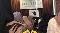 Ternyata Prilly kini sudah mulai rajin mengikuti kajian bersama ustad Adi Hidayat. Foto: Instagram