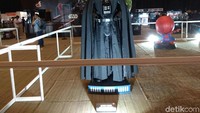Pada pameran mainan Battle Of The Toys (BOTT) di Jakarta International Expo atau JIExpo Kemayoran, Jakarta, terpampang action figure yang ukurannya sama dengan sosok aslinya.  Foto: Trio Hamdani