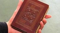St Cuthbert Gospel adalah Injil poket abad ke-8 yang ditulis dalam bahasa Latin, yang kini dihargai US$ 14,3 juta (Rp 207,3 miliar). Foto: Iatimewa: bookstr.com