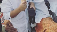 Ini Arkhan, putra ganteng Shinta Bachir. Ia lagi asyik makan es krim ditemani kakek tercinta. Foto: instagram @shintabachir86_real