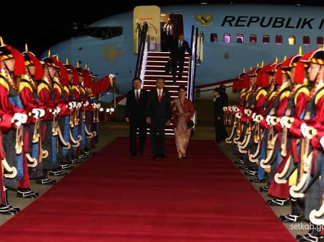 Presiden RI Joko Widodo atau Jokowi memulai lawatan kenegaraannya di Seoul, Korea Selatan, Minggu (9/9/2018). Turut mendampingi, Ibu Negara Iriana yang anggun dalam balutan kebaya sepanjang kunjungan resmi tersebut. (Foto: dok. Sekretariat Kabinet)