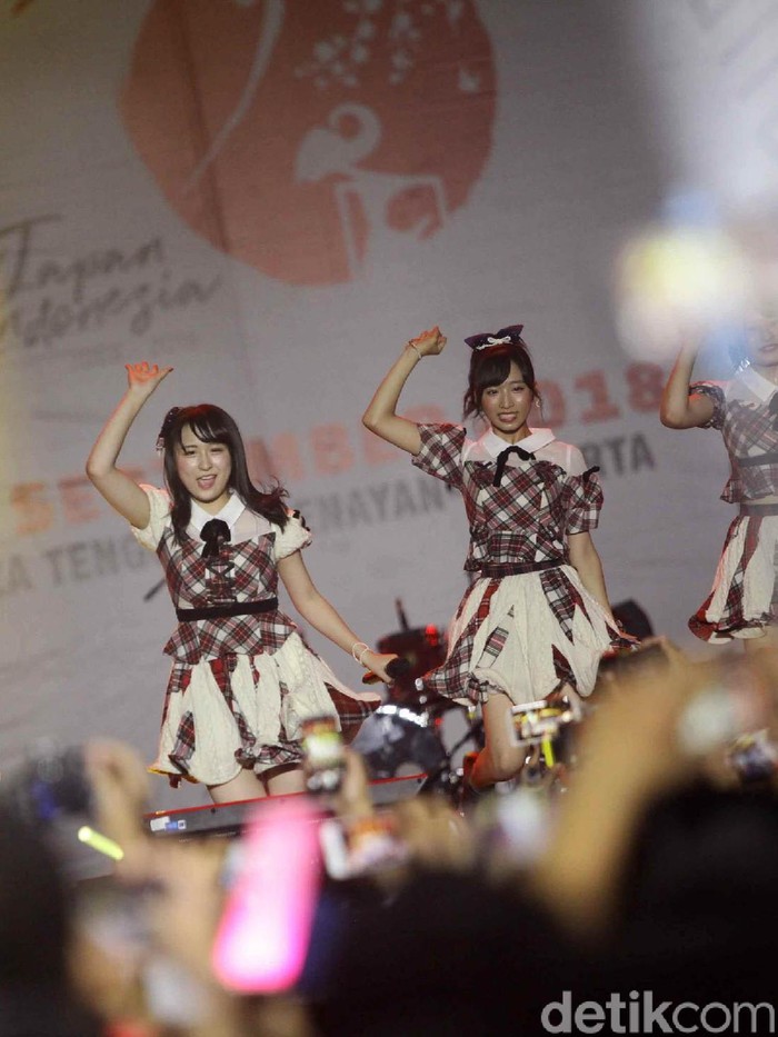 AKB48 Meriahkan Festival Musik JAK-Japan Matsuri Festival musik Jak-Japan Matsuri kembali digelar di Plaza Tenggara Gelora Bung Karno, Jakarta Pusat, Sabtu (8/9). Girlband AKB48 turut memeriahkan festival musik tersebut.