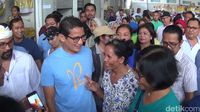 Pakai Kaos Padi, Sandiaga Blusukan ke Pasar Sindhu Bali