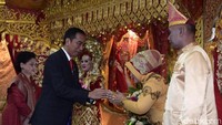 Kehadiran Jokowi mengundang kehebohan dari tamu undangan. Banyak tamu yang meminta bersalaman dan berswafoto. Jokowi pun meladeni permintaan para undangan. (Foto: Kris - Biro Pers Setpres)