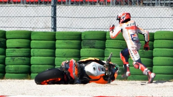 Detik-Detik Marquez Jatuh, Berlari, dan Tunggangi Motor Kedua