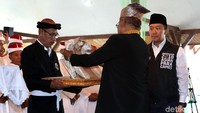 Muhlis Abdullah selaku Johukum Sangaji memakaikan jubah simbol Kesultanan Ternate kepada Imam