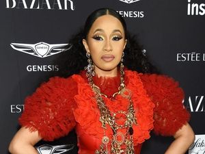 Marah-marah! Pesawat Jet Cardi B Dipaksa Mendarat Darurat