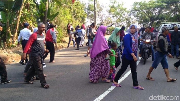 Penasaran, Warga Padati Lokasi Kecelakaan Bus Maut Sukabumi