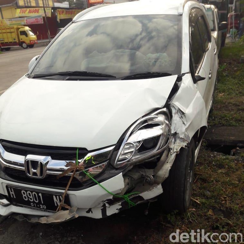 Pengemudi Mabuk Mobil  Seruduk Penonton Wayang di  Cilacap 