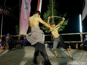 Saat Kades dan Polisi di Kediri Beradu Cambuk Tiban di Musim Kemarau