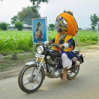 Dengan turban sebesar itu di kepalanya, Avtar tidak bisa memasuki mobil. Maka dari itu dia memilih naik motor untuk bepergian. Foto: Dok. Elite Readers