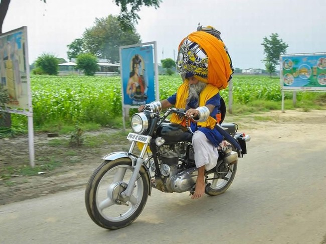 Dengan turban sebesar itu di kepalanya, Avtar tidak bisa memasuki mobil. Maka dari itu dia memilih naik motor untuk bepergian. Foto: Dok. Elite Readers