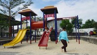 Momen libur weekend jadi saat tepat untuk bersantai bersama keluarga. Tidak usah bermewah-mewah, cukup main di Taman Pandan Alas Boyolali saja sudah happy (Pungky Sudrajat/dTraveler)
