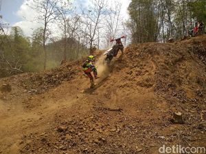 Begini Gaya Ribuan Crosser Taklukkan Perbukitan Ekstrem Trenggalek