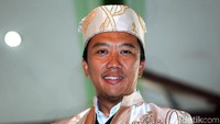 Imam juga memakai Cope (topi khas Ternate).
